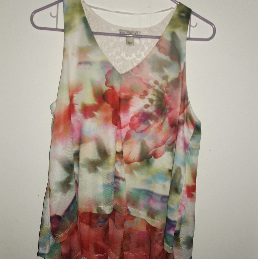 Small blouse w/lace back watercolor flower print